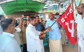 ഓട്ടോറിക്ഷാത്തൊഴിലാളി യൂണിയൻ ജില്ലാ വാഹന പ്രചാരണ  ജാഥ പേരാവൂരിൽ സിഐടിയു ജില്ലാ ജനറൽ സെക്രട്ടറി  കെ മനോഹരൻ  ലീഡർ യു വി രാമചന്ദ്രന് പതാക കൈമാറി ഉദ്ഘാടനം ചെയ്യുന്നു