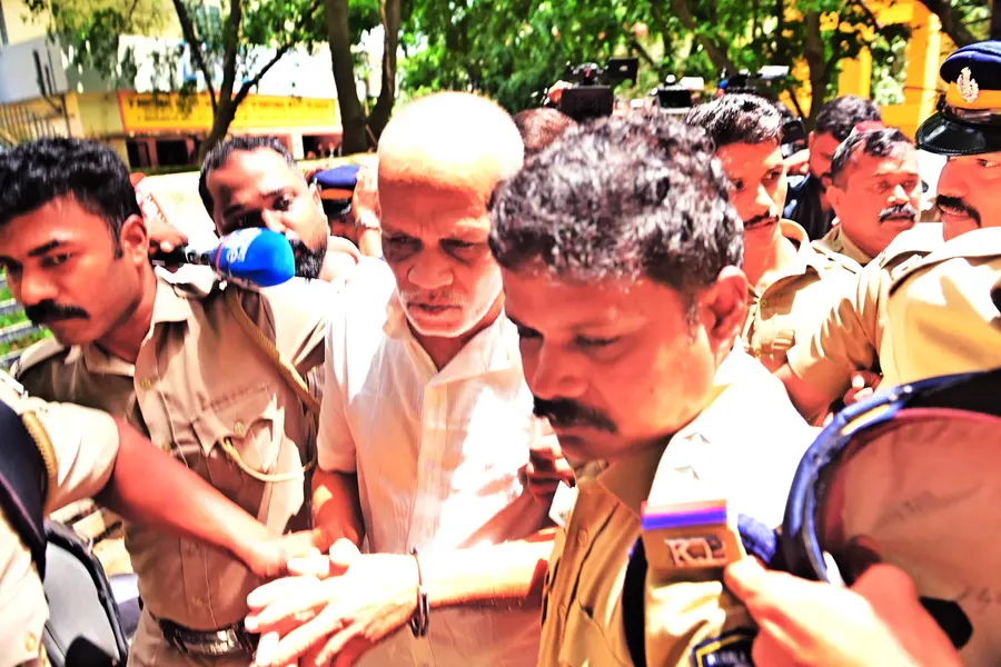 നെന്മാറ ഇരട്ടക്കൊലക്കേസ് പ്രതി ചെന്താമരയെ കോടതിയിൽനിന്ന് പുറത്തേക്ക് കൊണ്ടുപോകുന്നു