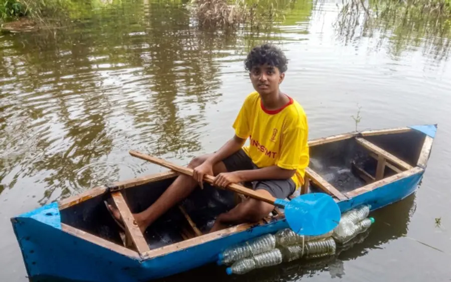 വിജയ്‌ താൻ സ്വന്തമായി നിർമിച്ച തോണിയിൽ