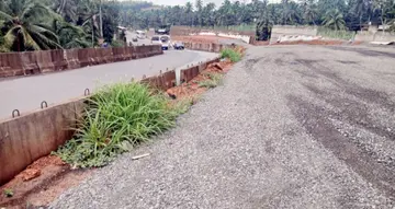ഗതാഗത യോഗ്യമല്ലെന്ന്‌ കണ്ടെത്തി ഉയരപ്പാത നിർമിക്കുന്ന കാര്യങ്കോട്‌ പാലത്തിനും മയിച്ച പാലത്തിനിടയിലുമുള്ള റോഡ്‌