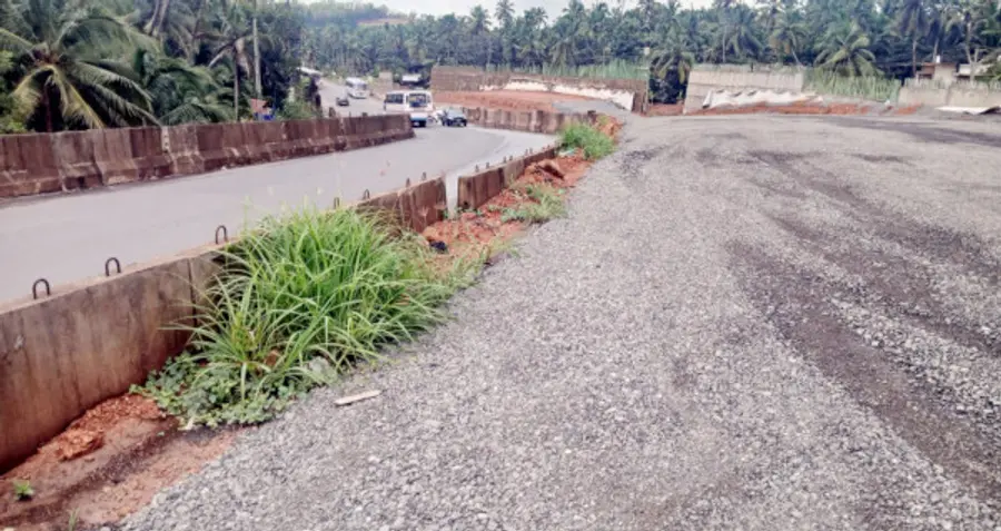 ഗതാഗത യോഗ്യമല്ലെന്ന് കണ്ടെത്തി ഉയരപ്പാത നിർമിക്കുന്ന കാര്യങ്കോട് പാലത്തിനും മയിച്ച പാലത്തിനിടയിലുമുള്ള റോഡ്