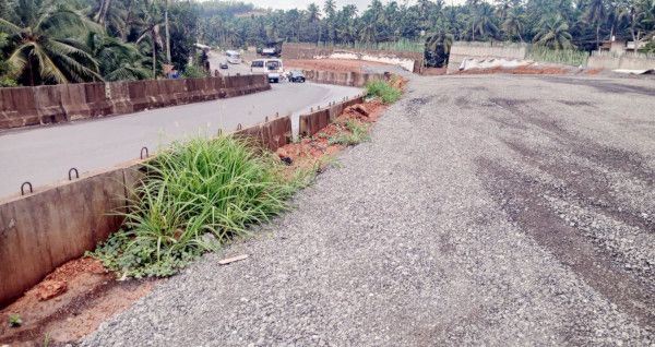 ഗതാഗത യോഗ്യമല്ലെന്ന്‌ കണ്ടെത്തി ഉയരപ്പാത നിർമിക്കുന്ന കാര്യങ്കോട്‌ പാലത്തിനും മയിച്ച പാലത്തിനിടയിലുമുള്ള റോഡ്‌