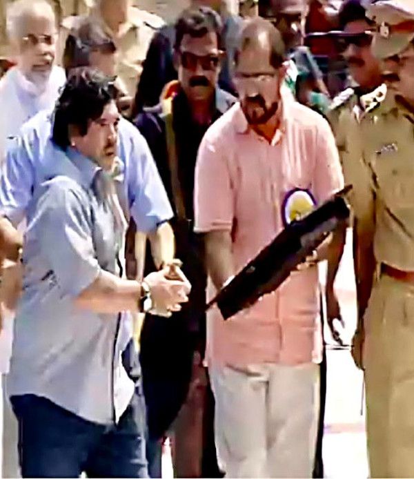 കണ്ണൂരിലെത്തിയ അർജന്റീനൻ ഫുട്‌ബോൾ താരം മറഡോണക്ക്‌  എം കെ നാസർ ഉപഹാരം നൽകുന്നു
