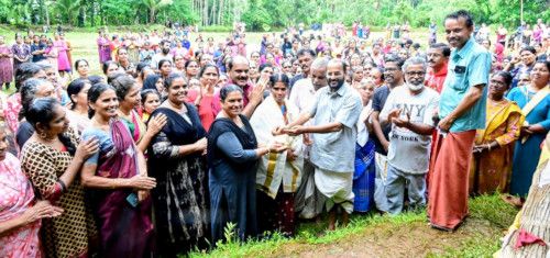 പതിനൊന്നു വർഷംമുമ്പ് വയലിൽ കാണാതായി, തിരിച്ചുകിട്ടിയ സ്വർണതാലി മഴ ഉത്സവത്തിൽ കാഞ്ഞങ്ങാട്‌  നഗരസഭാ ചെയർമാൻ വി വി രമേശൻ ഉടമ കക്കാട്ടെ നളിനിക്ക്‌ കൈമാറുന്നു