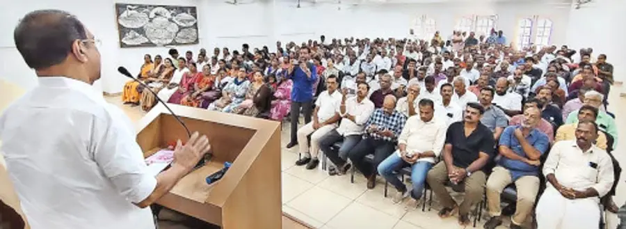 വ്യാപാരി വ്യവസായിസമിതി ജില്ലാ കമ്മിറ്റി നേതൃത്തിൽ പ്രവർത്തിക്കുന്ന വ്യാപാരി മിത്ര ചാരിറ്റബിൾ ട്രസ്റ്റിന്റെ  മരണാനന്തര ആനുകൂല്യ വിതരണച്ചടങ്ങ്‌   മന്ത്രി സണ്ണി ജോസഫ് ഉദ്‌ഘാടനംചെയ്യുന്നു 