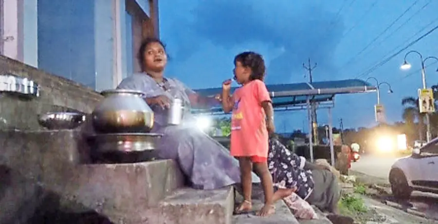 പയ്യന്നൂരിലെ തെരുവോരത്ത് കുഞ്ഞിനെ കളിപ്പിക്കുന്ന പഞ്ചമി
