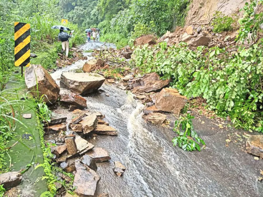 മണ്ണിടിഞ്ഞ് ഗതാഗതം തടസ്സപ്പെട്ട പാൽച്ചുരം ചെകുത്താൻ തോടിന് സമീപത്തെ റോഡ്