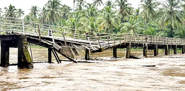 തേജസ്വിനിപ്പുഴയിലെ കുത്തൊഴുക്കിൽ തകർന്ന കിഴക്കേമുറി അച്ചാംതുരുത്തി നടപ്പാലം