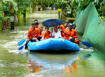 ആശ്വാസക്കരയിലേക്ക് .. നിര്ത്താതെ പെയ്ത മഴയില് വെള്ളംകയറിയ കക്കോടി പാലം- കണ്ണാടിക്കല് റോഡിലെ വീടുകളില്നിന്നും ആളുകളെ അഗ്നിരക്ഷാസേന റബര് ഡിങ്കിയില് സുരക്ഷിത സ്ഥാനത്തെത്തിക്കുന്നു. ഫോട്ടോ/മിഥുന് അനില മിത്രന്