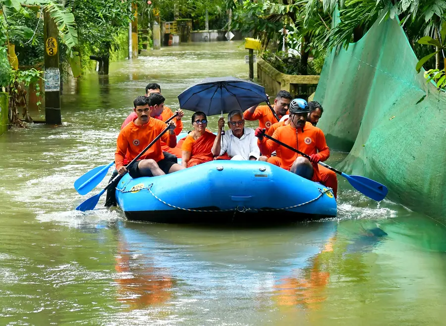 ആശ്വാസക്കരയിലേക്ക് .. നിര്ത്താതെ പെയ്ത മഴയില് വെള്ളംകയറിയ കക്കോടി പാലം- കണ്ണാടിക്കല് റോഡിലെ വീടുകളില്നിന്നും ആളുകളെ അഗ്നിരക്ഷാസേന റബര് ഡിങ്കിയില് സുരക്ഷിത സ്ഥാനത്തെത്തിക്കുന്നു. ഫോട്ടോ/മിഥുന് അനില മിത്രന്