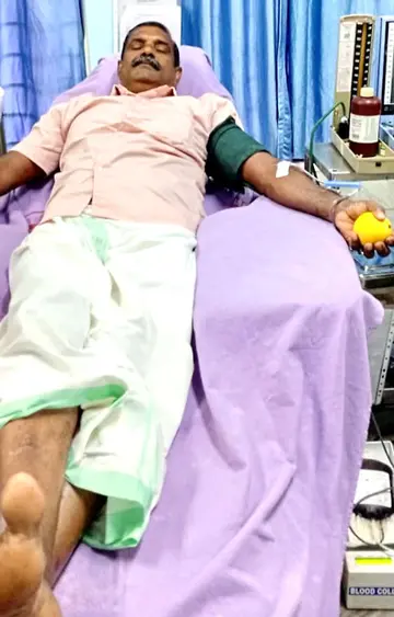 കാഞ്ഞങ്ങാട് ജില്ലാ ആശുപത്രിയിൽ രക്തദാനം നടത്തുന്ന അരീക്കോടൻ ബഷീർ
