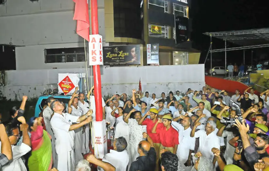 കർഷകസംഘം ജില്ലാ സമ്മേളനത്തിന് തുടക്കംകുറിച്ച് പൊതുസമ്മേളന നഗരിയിൽ കെ ശശിധരൻ പതാക ഉയർത്തുന്നു