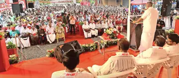 കർഷകസംഘം ജില്ലാ സമ്മേളനത്തിന് സമാപനം കുറിച്ച് പിണറായിയിൽ നടന്ന പൊതുസമ്മേളനം പ്രതിപക്ഷനേതാവ് പിണറായി വിജയൻ ഉദ്‌ഘാടനം ചെയ്യുന്നു