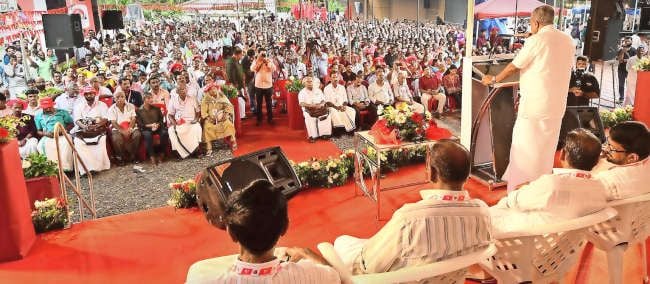 കർഷകസംഘം ജില്ലാ സമ്മേളനത്തിന് സമാപനം കുറിച്ച് പിണറായിയിൽ നടന്ന പൊതുസമ്മേളനം പ്രതിപക്ഷനേതാവ് പിണറായി വിജയൻ ഉദ്‌ഘാടനം ചെയ്യുന്നു