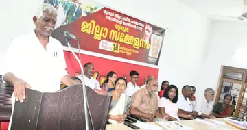 ഹരിത കർമസേന തൊഴിലാളി യൂണിയൻ ജില്ലാ സമ്മേളനം സിഐടിയു ജില്ലാ ജനറൽ സെക്രട്ടറി യു പി ജോസഫ്‌ ഉദ്‌ഘാടനം ചെയ്യുന്നു
