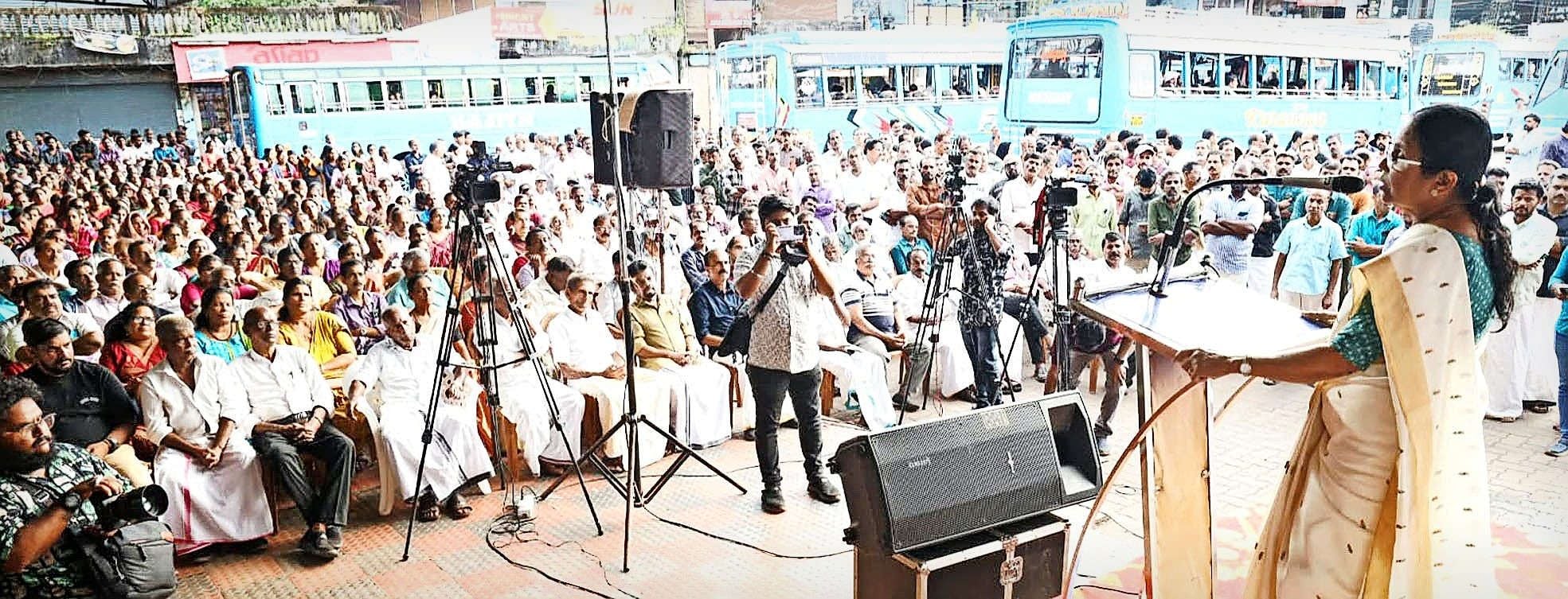 പാലത്തായി പോക്‌സോ കേസിൽ ജാമ്യം റദ്ദാക്കാൻ സർക്കാർ അപ്പീൽ നൽകണമെന്നാവശ്യപ്പെട്ട്‌ സിപിഐ എം പാനൂരിൽ സംഘടിപ്പിച്ച പ്രതിഷേധ കൂട്ടായ്മ കേന്ദ്രകമ്മിറ്റിയംഗം കെ കെ ശൈലജ ഉദ്‌ഘാടനം ചെയ്യുന്നു  