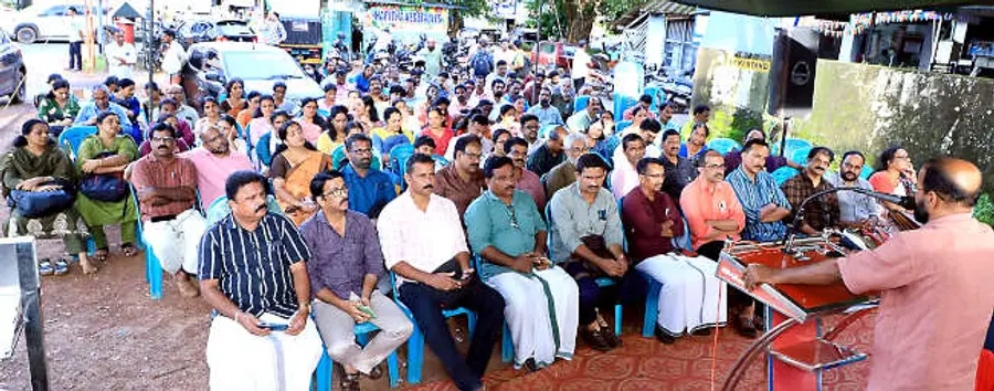 അന്യായമായ സ്ഥലംമാറ്റങ്ങൾക്കെതിരെ എഫ്എസ്ഇടിഒ ജില്ലാ കമ്മിറ്റി കാഞ്ഞങ്ങാട്ട് നടത്തിയ പ്രതിഷേധ കൂട്ടായ്മ നഗരസഭ ചെയർമാൻ വി വി രമേശൻ
ഉദ്ഘാടനംചെയ്യുന്നു