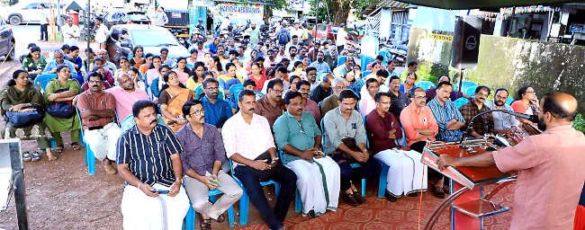 അന്യായമായ സ്ഥലംമാറ്റങ്ങൾക്കെതിരെ എഫ്എസ്ഇടിഒ ജില്ലാ കമ്മിറ്റി കാഞ്ഞങ്ങാട്ട്‌ നടത്തിയ പ്രതിഷേധ കൂട്ടായ്മ നഗരസഭ ചെയർമാൻ വി വി രമേശൻ  ഉദ്ഘാടനംചെയ്യുന്നു