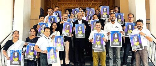 ലോയേഴ്‌സ്‌ യൂണിയൻ സംസ്ഥാന സമ്മേളനപോസ്‌റ്റർ തലശേരി ജില്ലാ കോടതി പരിസരത്ത്‌   മുതിർന്ന അഭിഭാഷകൻ ജി കെ ഗോപകുമാർ പ്രകാശിപ്പിക്കുന്നു