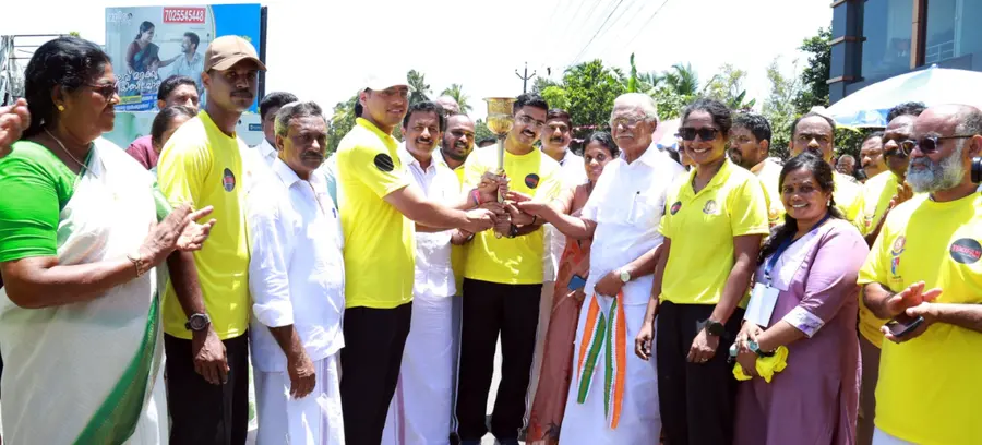 കേരള പൊലീസ് സ്പോർട്സ് മീറ്റിന്റെ ഭാഗമായുള്ള ദീപശിഖ ജില്ലാ അതിർത്തിയിൽ സിറ്റി പൊലീസ് കമീഷണർ നകുൽ ആർ ദേശ്മുഖ് ഏറ്റുവാങ്ങുന്നു