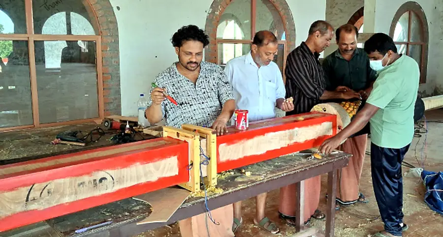 കർഷകസംഘം സംസ്ഥാന സമ്മേളന നഗരിയിൽ ഉയർത്താനുള്ള കൊടിമരം കയ്യൂർ രക്തസാക്ഷി മന്ദിരത്തിൽ പ്രകാശൻ വെള്ളച്ചാലും കലാകാരന്മാരും ഒരുക്കുന്നു