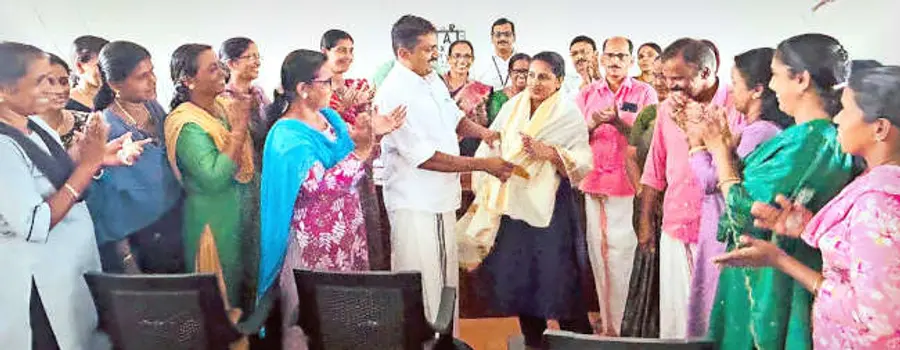 മിഠായി തൊണ്ടയിൽ കുടുങ്ങിയ കുട്ടിയെ രക്ഷിച്ച ആശാ പ്രവർത്തക സുജാതയെ കുറ്റ്യാട്ടൂർ പഞ്ചായത്ത്‌ പ്രസിഡന്റ്  നിജിലേഷ് പറമ്പൻ അനുമോദിക്കുന്നു