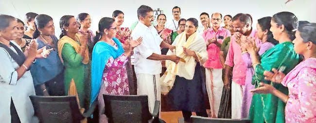 മിഠായി തൊണ്ടയിൽ കുടുങ്ങിയ കുട്ടിയെ രക്ഷിച്ച ആശാ പ്രവർത്തക സുജാതയെ കുറ്റ്യാട്ടൂർ പഞ്ചായത്ത്‌ പ്രസിഡന്റ്  നിജിലേഷ് പറമ്പൻ അനുമോദിക്കുന്നു
