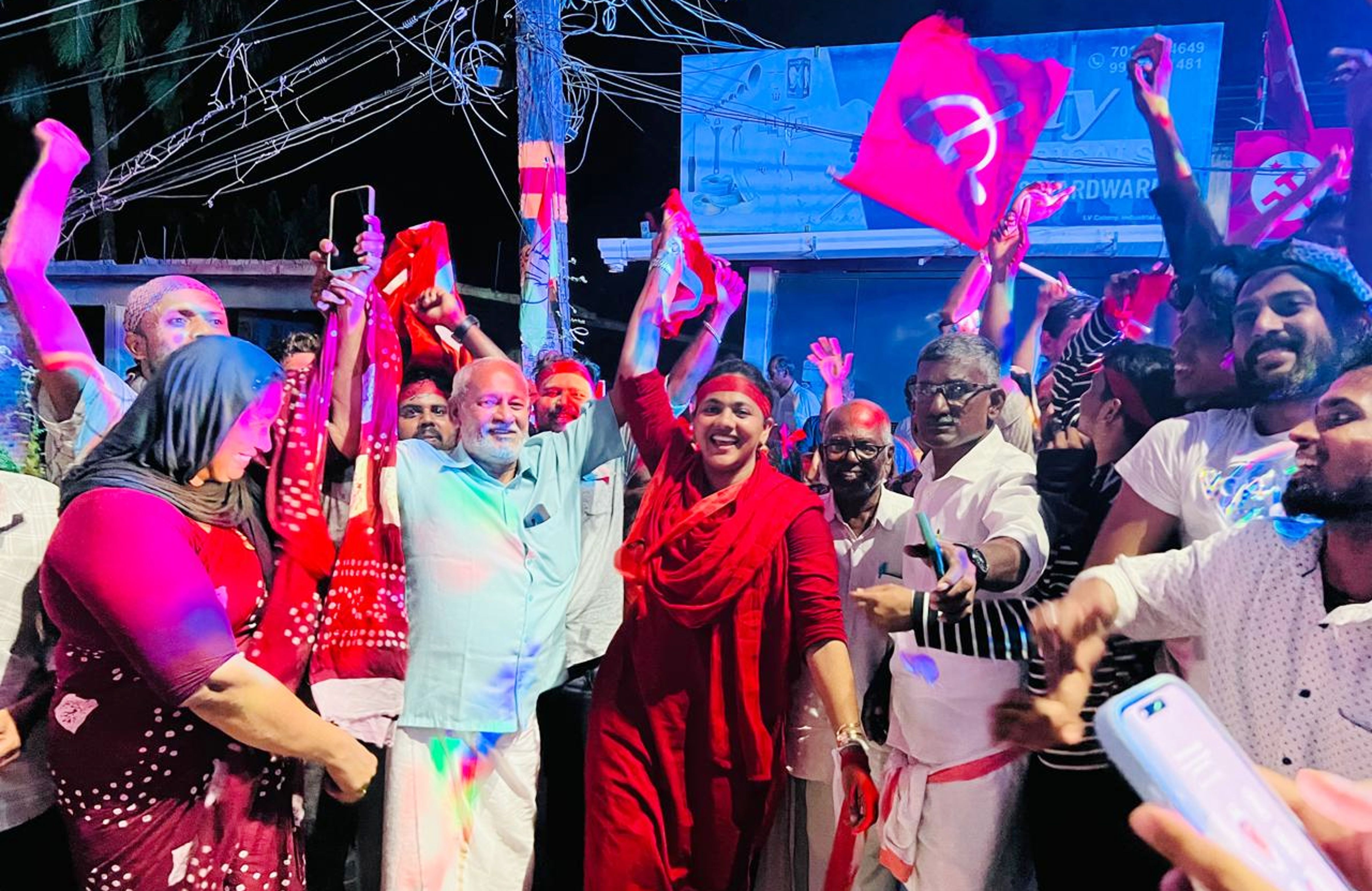 മലമ്പുഴ ബ്ലോക്ക് പഞ്ചായത്ത് ഹേമാംബിക നഗർ ഡിവിഷനിൽനിന്ന് വിജയിച്ച എം തൗഷികയുടെ നേതൃത്വത്തിൽ എൽഡിഎഫ്  പ്രവർത്തകർ നടത്തിയ ആഹ്ലാദപ്രകടനം