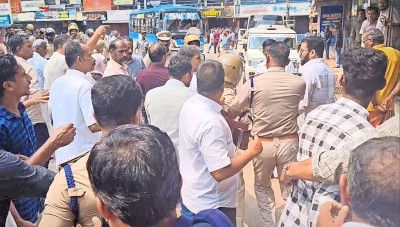 ശ്രീകണ്ഠപുരത്ത് യുഡിഎഫ് പ്രവർത്തകർ മാധ്യമപ്രവർത്തകരെ കൈയേറ്റംചെയ്യാൻ ശ്രമിക്കുന്നു
