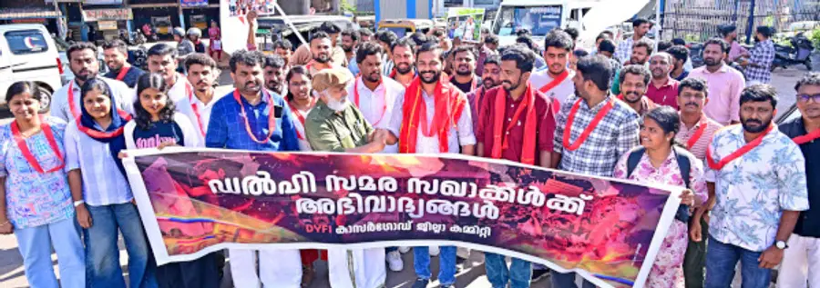 ഗ്യാനേഷ് കുമാറിന്റെ രാജി ആവശ്യപ്പെട്ട് നടത്തിയ ഡൽഹി സമരത്തിൽ പങ്കെടുത്ത് അറസ്റ്റുവരിച്ച ഡിവൈഎഫ്ഐ പ്രവർത്തകരെ കാസർകോട് നഗരത്തിൽ സിപിഐ എം ജില്ലാ സെക്രട്ടറി എം രാജഗോപാലന്റെ നേതൃത്വത്തിൽ സ്വീകരിക്കുന്നു