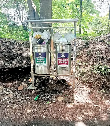 നഗരത്തിൽ സ്ഥാപിച്ച സ്‌റ്റെയിൻലെസ്‌ സ്‌റ്റീൽ ബിന്നുകൾ
