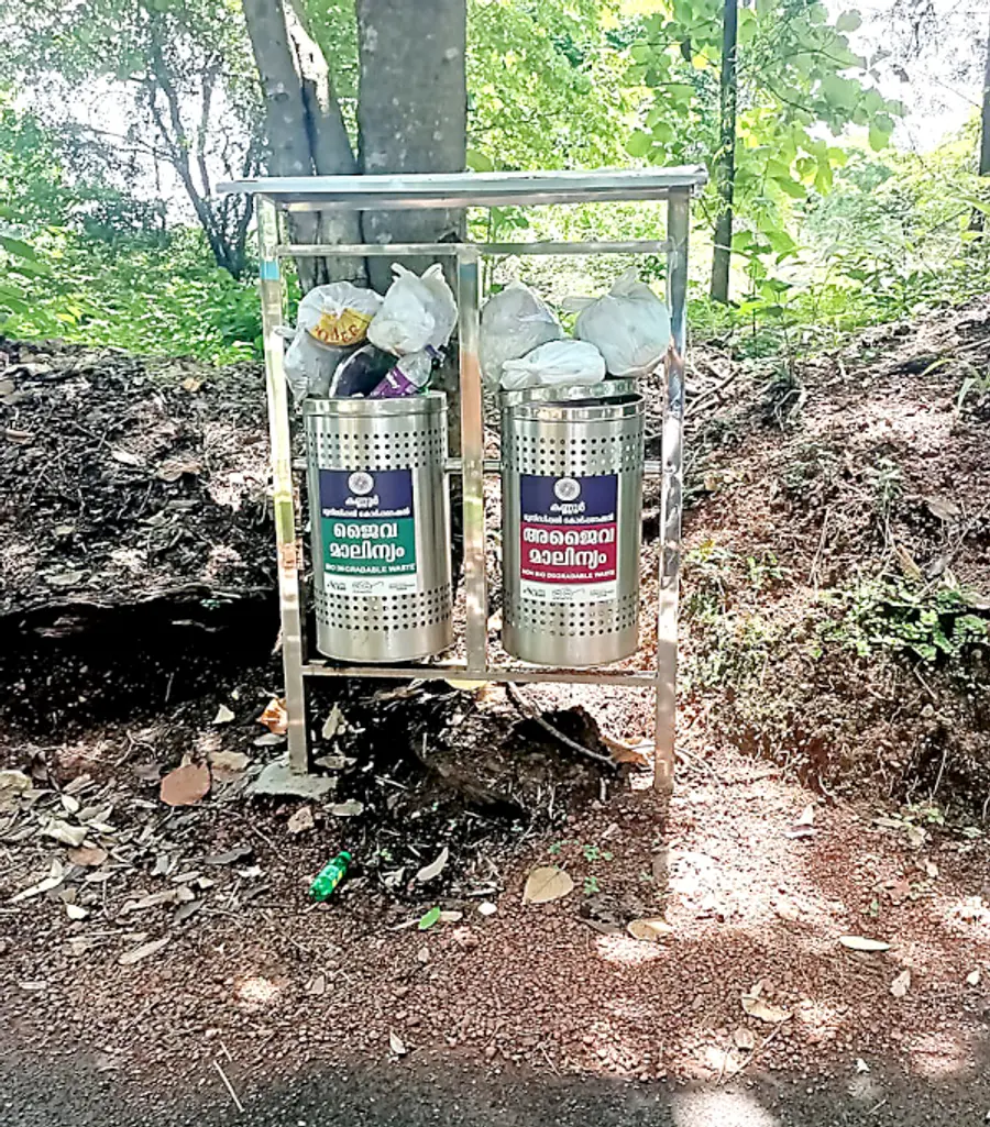 നഗരത്തിൽ സ്ഥാപിച്ച സ്‌റ്റെയിൻലെസ്‌ സ്‌റ്റീൽ ബിന്നുകൾ