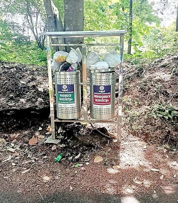 നഗരത്തിൽ സ്ഥാപിച്ച സ്‌റ്റെയിൻലെസ്‌ സ്‌റ്റീൽ ബിന്നുകൾ