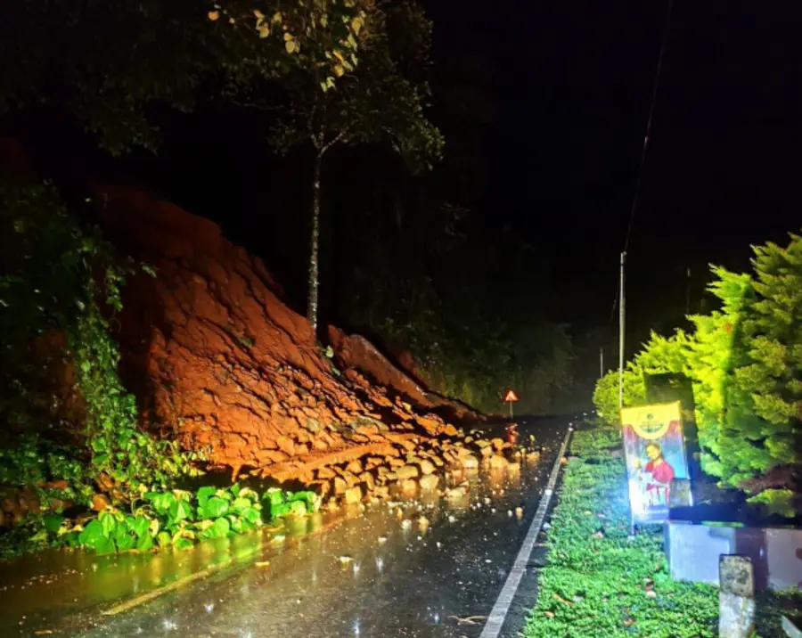 പനത്തടി റാണിപുരം റോഡിൽ റിസോർട്ടിന്റെ സംരക്ഷണ ഭിത്തിയിടിഞ്ഞ് റോഡിൽ വീണ നിലയിൽ