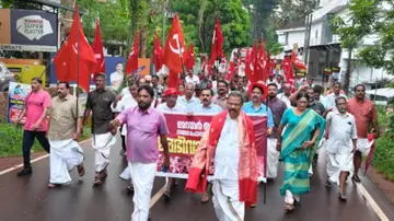 സിപിഐ എം പൊളിറ്റ്‌ബ്യൂറോ അംഗവും സംസ്ഥാന സെക്രട്ടറിയുമായ എം വി ഗോവിന്ദനെ ആനയിച്ച്‌  മോറാഴയിൽനടന്ന പ്രകടനം ​