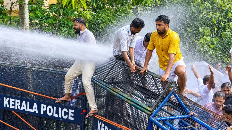പോക്സോ കേസ് പ്രതിയെ അറസ്റ്റ് ചെയ്യണമെന്നാവശ്യപ്പെട്ട് എസ്-പി ഓഫീസിലേക്ക് ആക്ഷൻ കമ്മിറ്റി നടത്തിയ
മാർച്ചിനു നേരെ പൊലീസ് ജല പീരങ്കി പ്രയോഗിക്കുന്നു