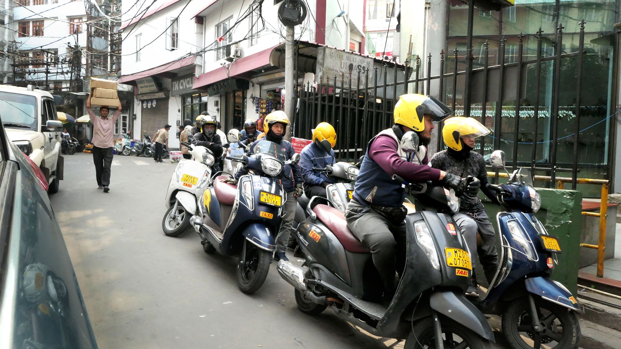 ഐസോളിലെ ഇരുചക്രവാഹന യാത്രക്കാർ