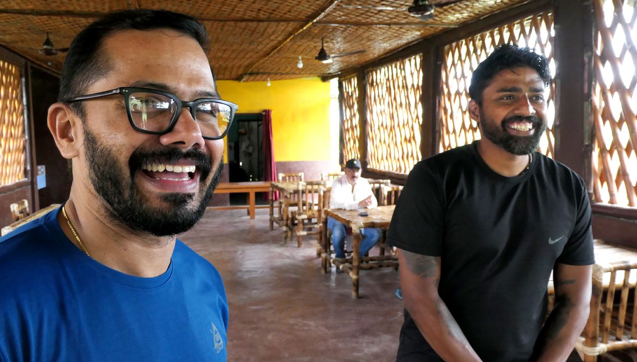 കേരള വനം വകുപ്പ്‌ ഉദ്യോഗസ്ഥനായ പ്രഭുവും മുൻ ഇന്ത്യൻ ഫുട്‌ബോളർ റിനോ ആന്റോയും