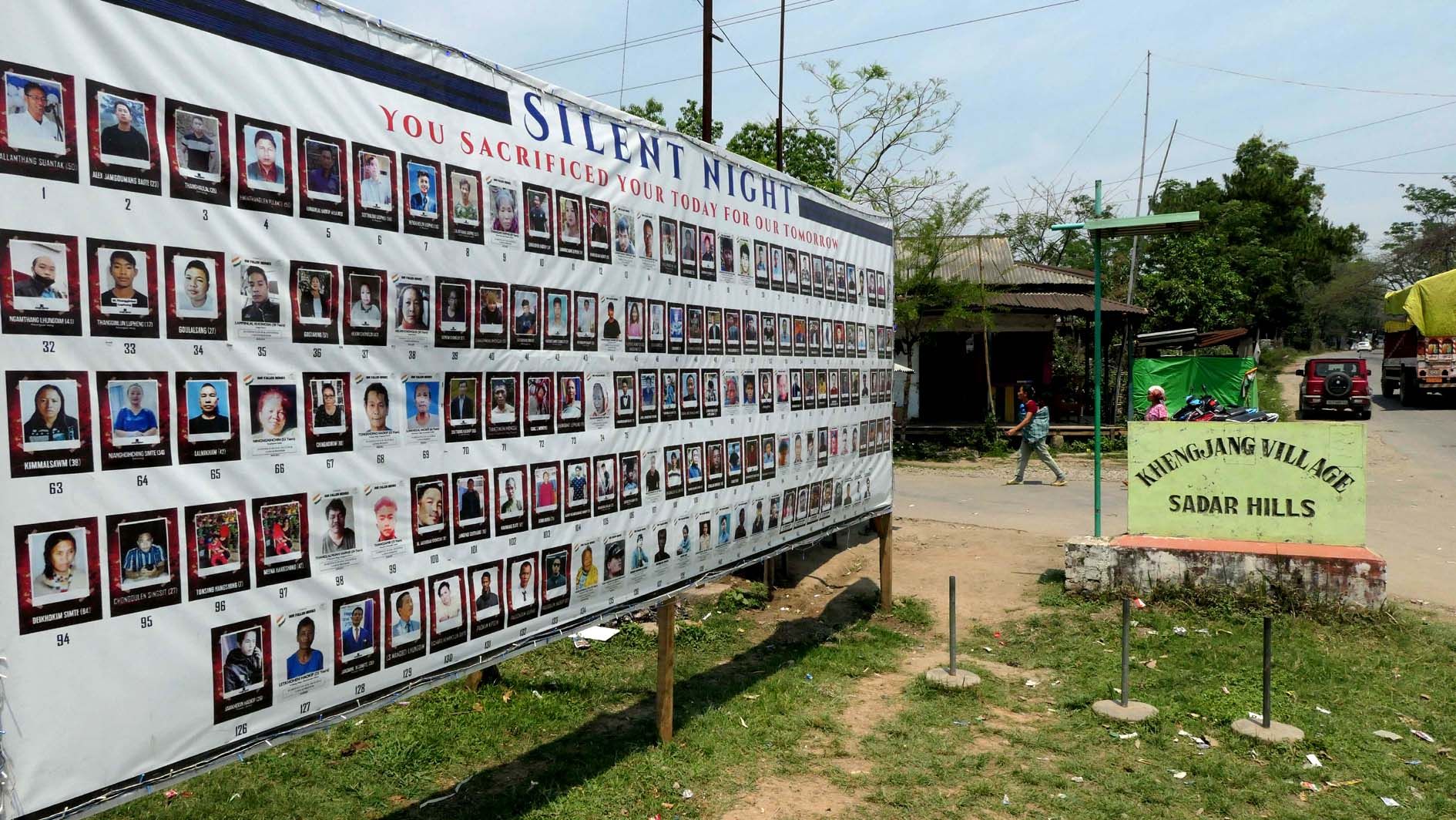 കൊല്ലപ്പെട്ട കുക്കികളുടെ ചിത്രങ്ങൾ പതിച്ച ഖെങ്ജാങിലെ ഓർമച്ചുവര്‌