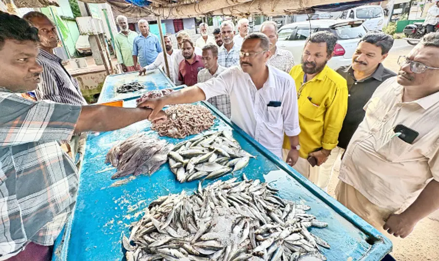 മാട്ടൂൽ ഡിവിഷൻ എൽഡിഎഫ് സ്ഥാനാർഥി നിസാർ വായിപ്പറമ്പ് മാട്ടൂൽ സൗത്തിൽ വോട്ടഭ്യർഥിക്കുന്നു