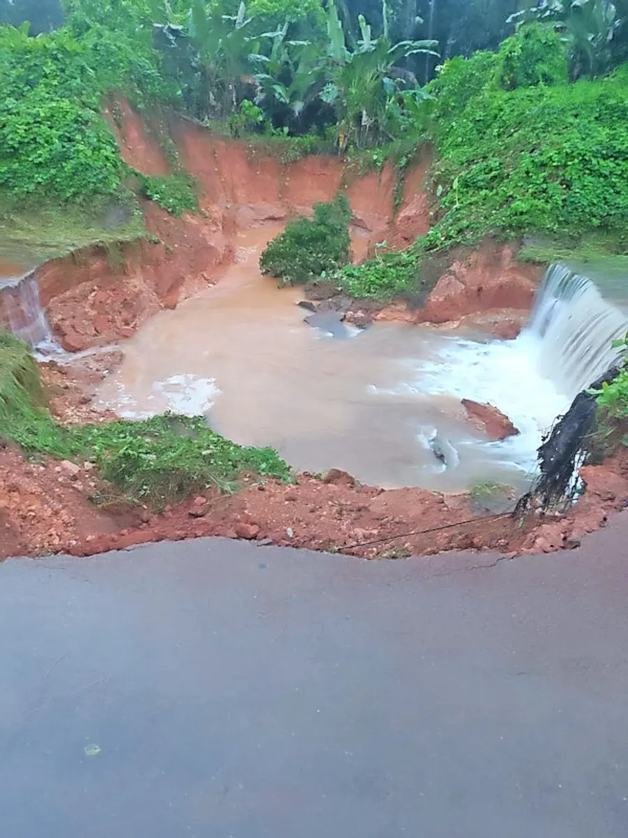 പഴശ്ശി പദ്ധതിയുടെ തെളുപ്പ് ഭാഗത്തെ പ്രധാന അണ്ടർ ടണൽ തകർന്ന നിലയിൽ.