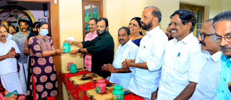 കർഷകസംഘം സംസ്ഥാന സമ്മേളന ചെലവിനായുള്ള ഹുണ്ടിക സ്ഥാപിക്കൽ വനിതാകർഷക അവാർഡ് ജേതാവ്  ആഷ ഷൈജുവിന് നൽകി ജില്ലാ സെക്രട്ടറി സി ശ്രീകുമാർ ഉണ്ണിത്താൻ ഉദ്ഘാടനംചെയ്യുന്നു