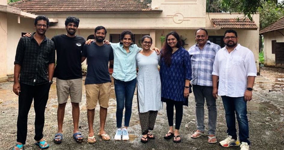 ഉള്ളൊഴുക്ക് ചിത്രത്തിന്റെ അണിയറ പ്രവർത്തകരും അഭിനേതാക്കളും  മണലിൽ വീടിനുമുന്നിൽ  (ഫയൽ ചിത്രം)