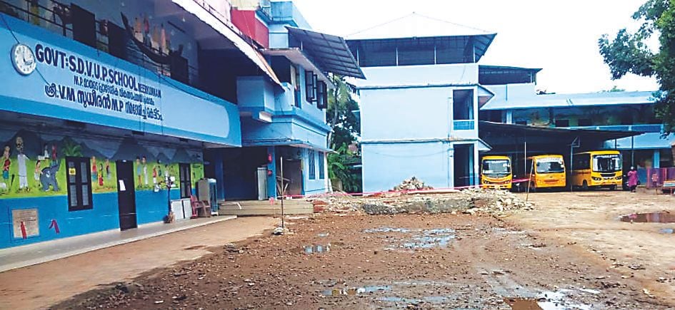 മഴ കുറഞ്ഞപ്പോൾ വെള്ളക്കെട്ട്  മാറിയ സ്‌കൂൾ മെെതാനം 