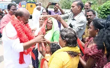 കൊല്ലം മണ്ഡലം എൽഡിഎഫ്  സ്ഥാനാർഥി  എസ് ജയമോഹന്  കുറവൻപാലത്ത്  നൽകിയ സ്വീകരണം 