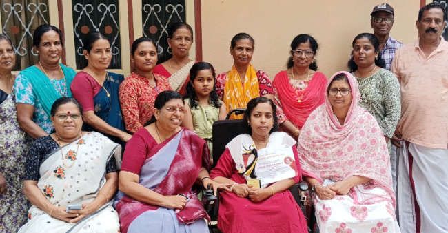 കേരള വനിതാ കമീഷൻ പ്രഖ്യാപിച്ച സ്ത്രീശക്തി പുരസ്കാരം സതി കൊടക്കാടിന് ചെയർപേഴ്സൺ പി സതീദേവി വീട്ടിലെത്തി കൈമാറിയപ്പോൾ