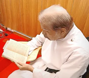 ഹെർമൻ ഗുണ്ടർട്ടിന്റെ ‘ലോകചരിത്രശാസ്‌ത്രം’ ഗ്രന്ഥവുമായി ഡോ. ജി എസ്‌ ഫ്രാൻസിസ്‌