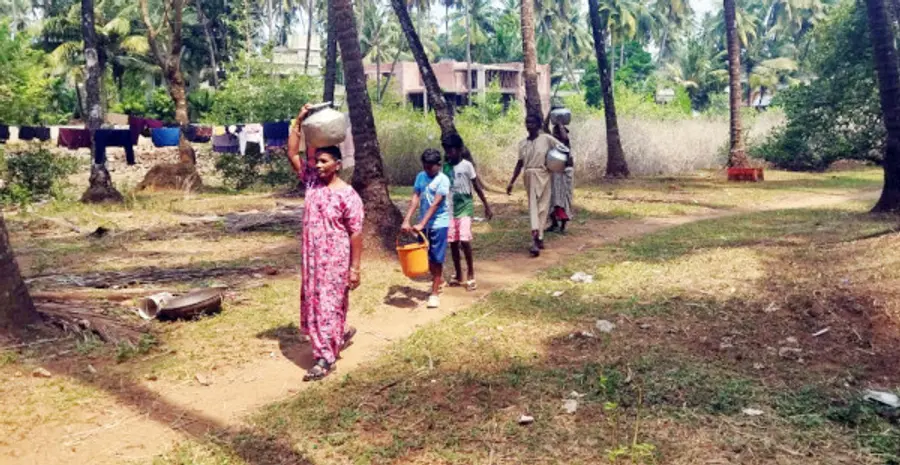 കുടിവെള്ളവും ശേഖരിച്ച് മടങ്ങുന്ന തളങ്കര കൊപ്പലിലെ സ്ത്രീകളും കുട്ടികളും