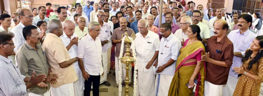 ജില്ലാ ലൈബ്രറി കൗൺസിൽ വികസന സമിതിയുടെ പുസ്തകോത്സവം കാഞ്ഞങ്ങാട് ദുർഗ ഹയർ സെക്കൻഡറി സ്കൂളിൽ ഇ ചന്ദ്രശേഖരൻ എംഎൽഎ ഉദ്ഘാടനംചെയ്യുന്നു