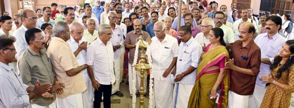 ജില്ലാ ലൈബ്രറി കൗൺസിൽ വികസന സമിതിയുടെ പുസ്തകോത്സവം കാഞ്ഞങ്ങാട്‌ ദുർഗ ഹയർ സെക്കൻഡറി സ്കൂളിൽ ഇ ചന്ദ്രശേഖരൻ എംഎൽഎ ഉദ്ഘാടനംചെയ്യുന്നു
